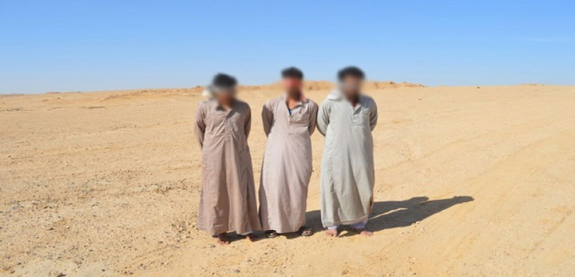 بالصور.. القوات المسلحة تضبط 3 أشخاص يشتبه فى دعمهم العناصر التكفيرية بوسط سيناء