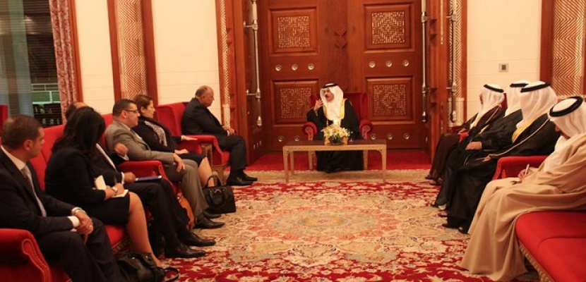 بالصور- شكري ينقل رسالة شفهية من الرئيس السيسي إلى ملك البحرين