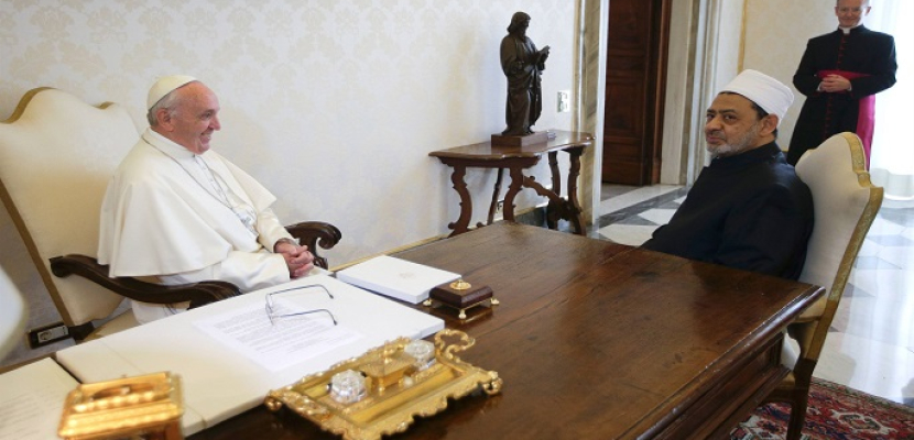 شيخ الأزهر وبابا الفاتيكان يبحثان دعم السلام العالمي