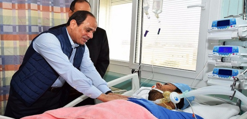 بالصور .. الرئيس السيسى يزور النقيب محمد الحايس للاطمئنان على صحته