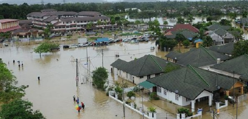 الآلاف يفرون من منازلهم جراء الفيضانات في ماليزيا