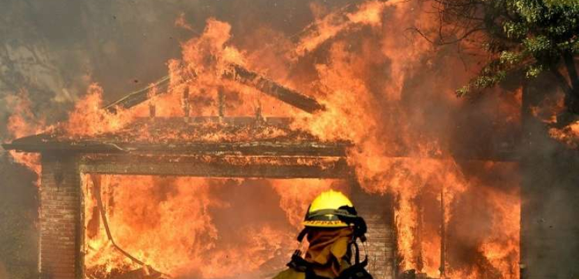 حاكم ولاية كاليفورنيا يطالب الرئيس ترامب بإعلان الطواريء جراء حرائق الغابات