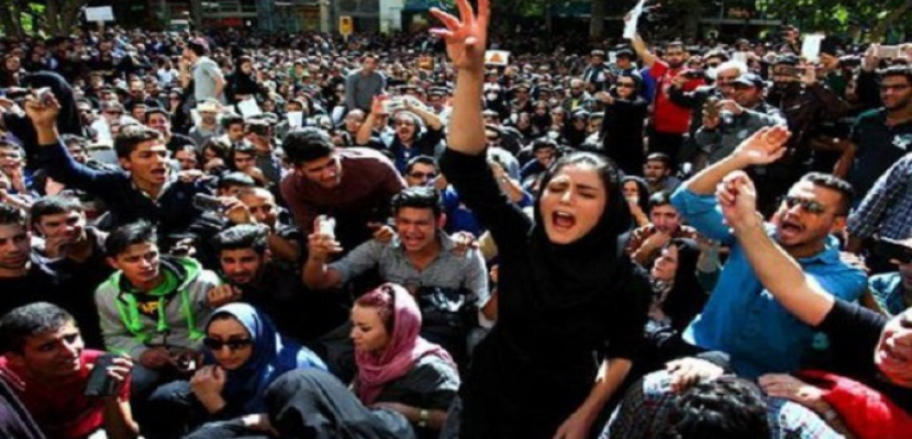 الجارديان: النظام الإيراني يواجه التحدى السياسي الأكبر منذ “الانتفاضة الخضراء”