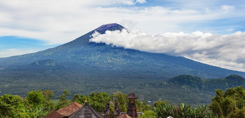 تجدد ثوران بركان “جبل أجونج” بجزيرة بالي الإندونيسية