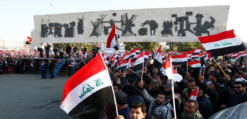 عشرات العراقيين يتظاهرون قرب حقل نفطي شمال البصرة للمطالبة بفرص عمل