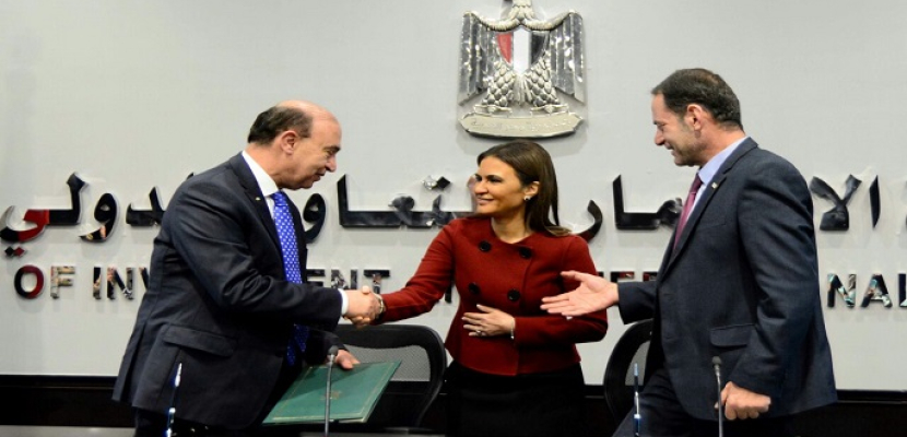 سحر نصر تشهد توقيع اتفاق تسوية ودية بين مميش وشركة السويس للتنمية الصناعية