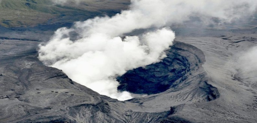 رفع مستوى الإنذار من بركان ياباني بعد أسبوع من ثوران بركان آخر