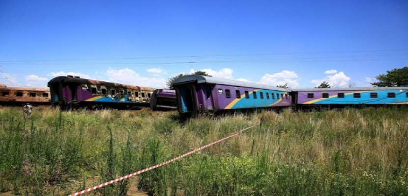 مقتل 12 وإصابة العشرات في حادث قطار بجنوب أفريقيا