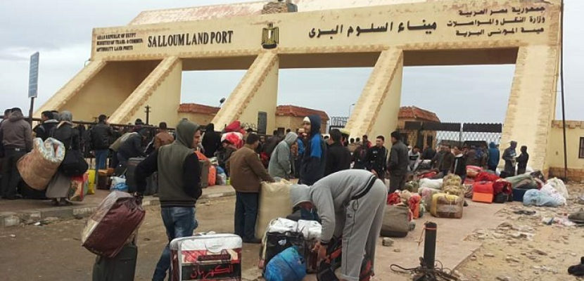 عودة 347 مصريا ووصول 117 شاحنة عبر منفذ السلوم