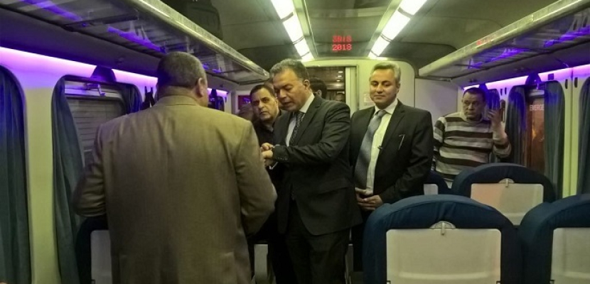 بالصور .. جولة مفاجئة لوزير النقل لمحطة مصر ومترو الأنفاق
