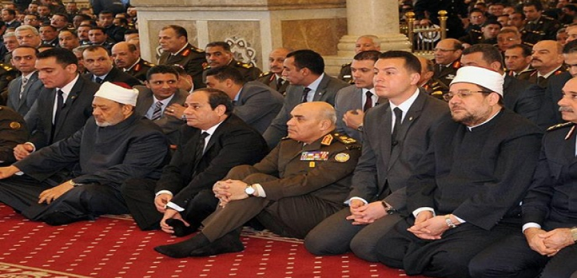 الرئيس السيسي يؤدي صلاة الجمعة بمسجد المشير بمناسبة يوم الشهيد
