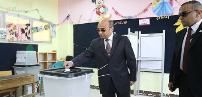 وزير مجلس النواب يصل مدرسة فاطمة عنان بالتجمع الثالث للإدلاء بصوته