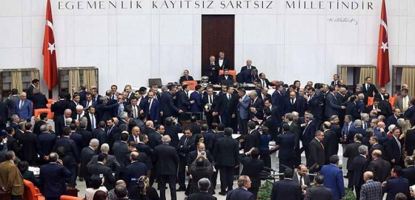 برلمان تركيا يمرر قانونا يعيد تنظيم قواعد الانتخابات