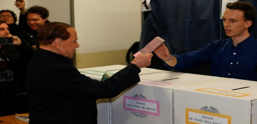 الإيطاليون يصطفون للتصويت في الانتخابات التشريعية