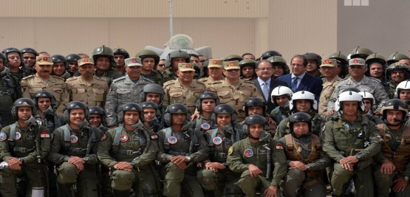 بالفيديو والصور.. الرئيس السيسي يزور قاعدة جوية في سيناء ويلتقي أبطال “العملية الشاملة”