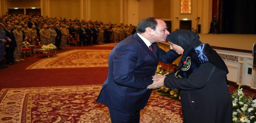 بالفيديو.. الرئيس السيسي يكرم الأمهات المثاليات في احتفالية المرأة المصرية