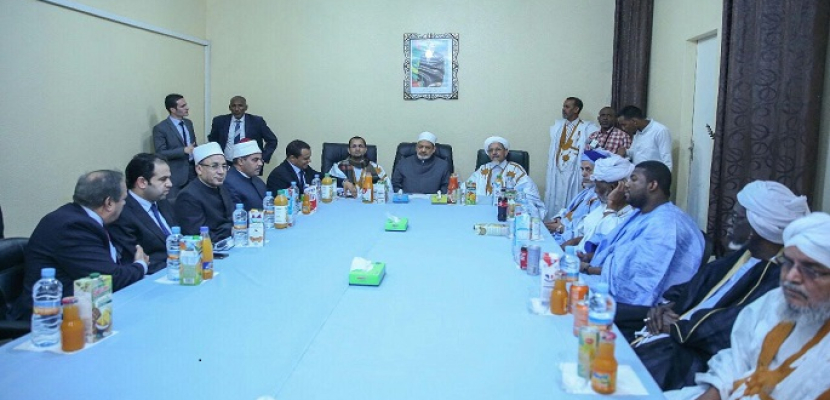 بالصور .. شيخ الأزهر يلتقى المجلس الأعلى للإفتاء والمظالم فى أول زيارة له لموريتانيا