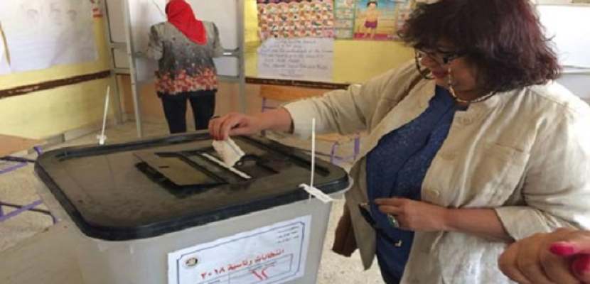 وزير الثقافة تدلى بصوتها في الانتخابات: التصويت أبلغ رد على الإرهاب