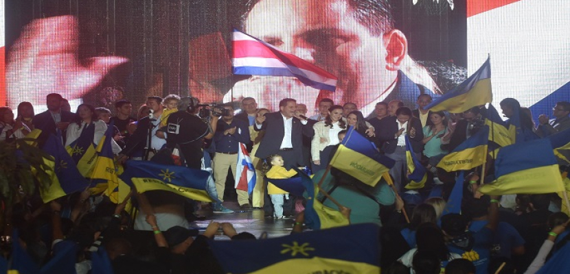 احتفالات فى كوستاريكا بعد انتخاب كارلوس ألفارادو رئيسا للبلاد