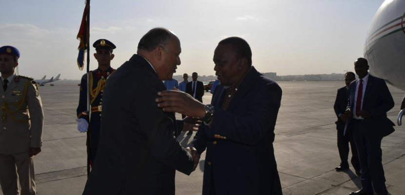 بالصور.. سامح شكري يلتقي الرئيس الكيني خلال توقفه بمطار القاهرة