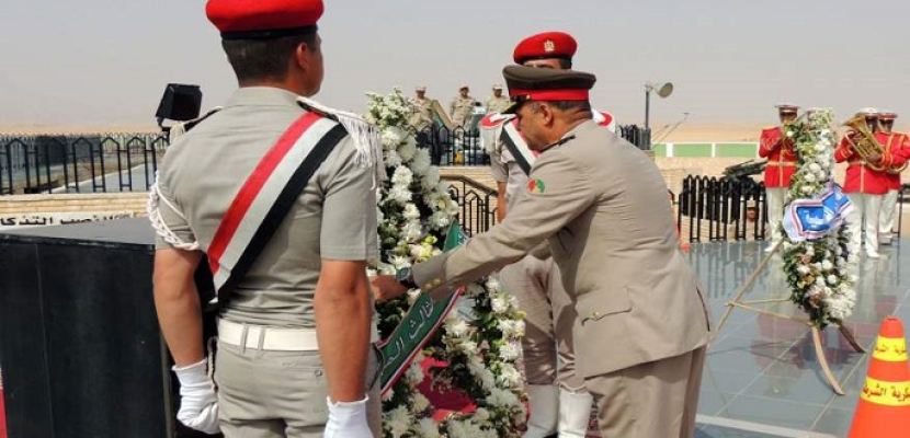 وزير الدفاع ينيب قادة الجيوش بوضع إكليل الزهور على قبر الجندى المجهول