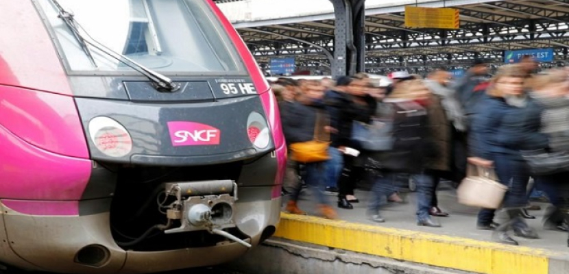 اتحادات السكك الحديدية الفرنسية تواجه ماكرون في إضراب متواصل