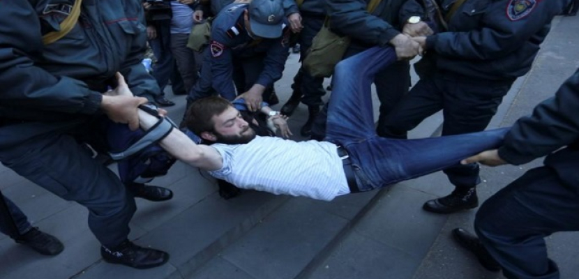شرطة أرمينيا تحتجز نحو 200 خلال احتجاجات