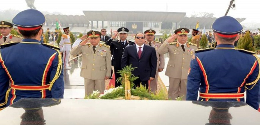 الرئيس السيسي يضع إكليلا من الزهور على قبر الرئيس السادات بمناسبة ذكرى تحرير سيناء