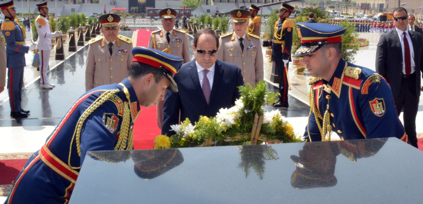 بالفيديو والصور.. الرئيس السيسي يضع إكليلا من الزهور على قبر الجندي المجهول في ذكرى تحرير سيناء
