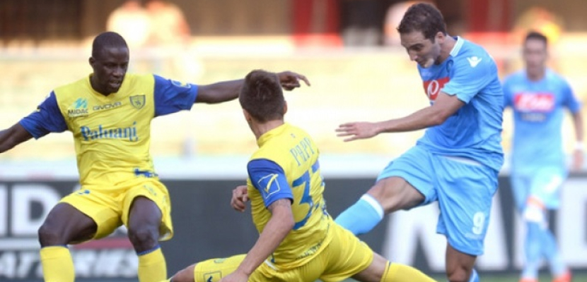 نابولي يفوز على فيرونا 2-1 ويواصل مطاردة يوفنتوس في الدوري الإيطالي