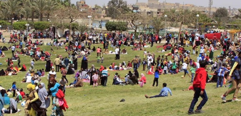 المواطنون بالمحافظات يحتفلون بأعياد الربيع بالحدائق والمتنزهات