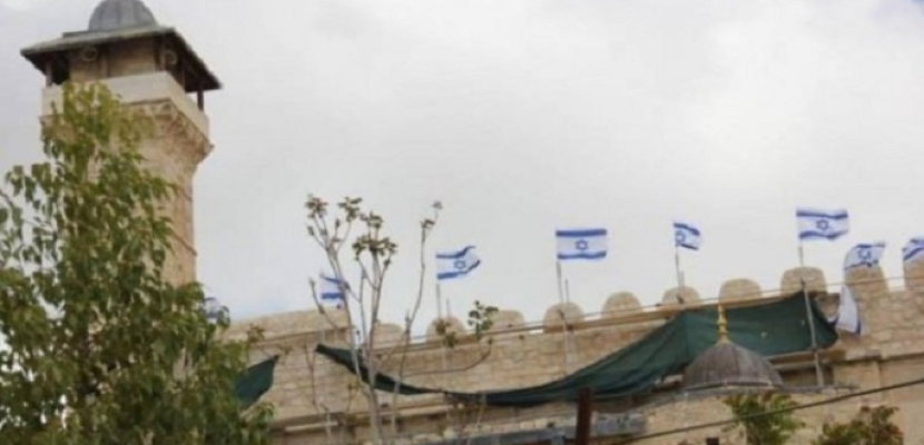 مستوطنون يرفعون أعلام إسرائيل على جدران الحرم الإبراهيمي