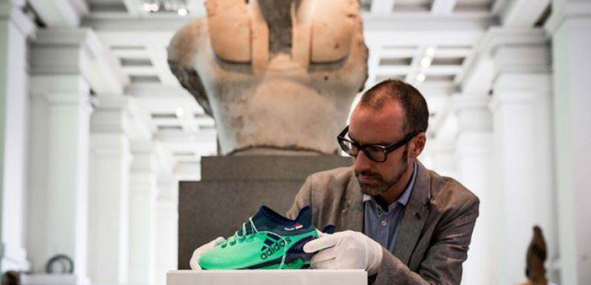 بالصور.. المتحف البريطاني يضم حذاء محمد صلاح ضمن مقتنياته