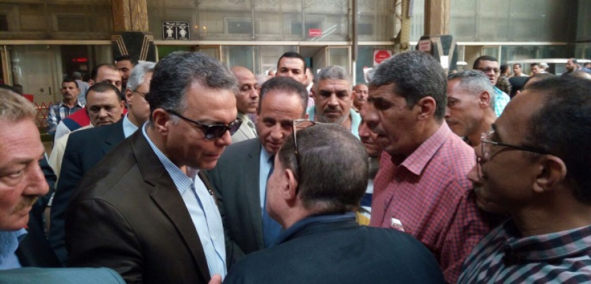 بالصور.. وزير النقل يتفقد انتظام حركة القطارات وأعمال الصيانة بمحطة سكك حديد مصر