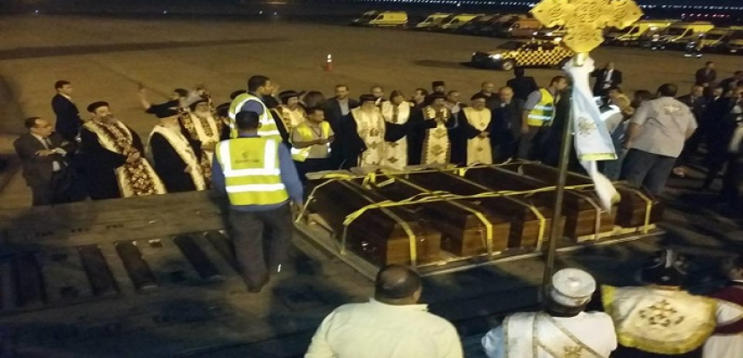 بالصور..البابا تواضروس يستقبل رفات ضحايا مذبحة “داعش” بليبيا في مطار القاهرة