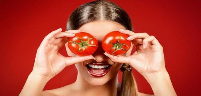 استخدمي الطماطم لتنظيف البشرة وتصغير المسام