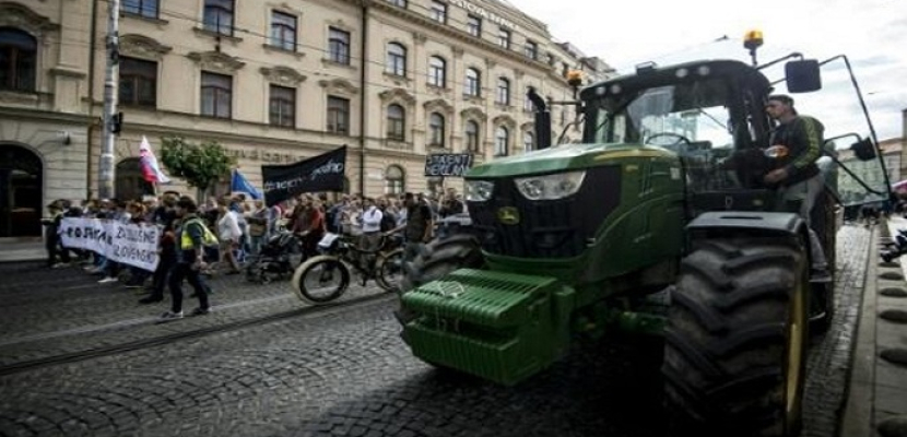 مزارعون ينضمون الى المتظاهرين ضد الحكومة في سلوفاكيا