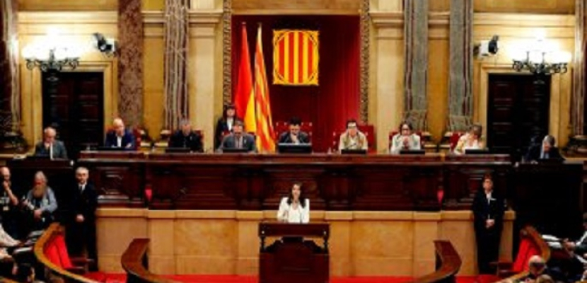 وزيرة إسبانية تقترح إجراء إصلاحات دستورية لحل أزمة كتالونيا