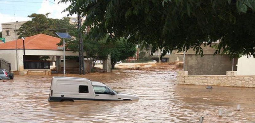 تواصل أعمال رفع أثار السيول المدمرة التي اجتاحت لبنان