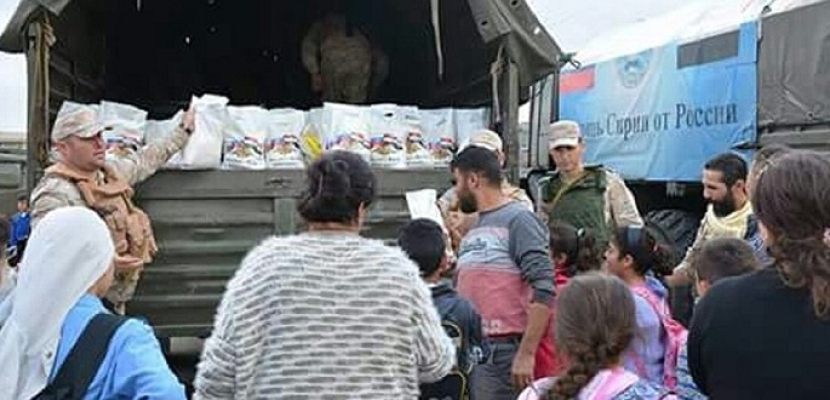 روسيا توزع مساعدات إنسانية في بلدة كفر بطنا السورية