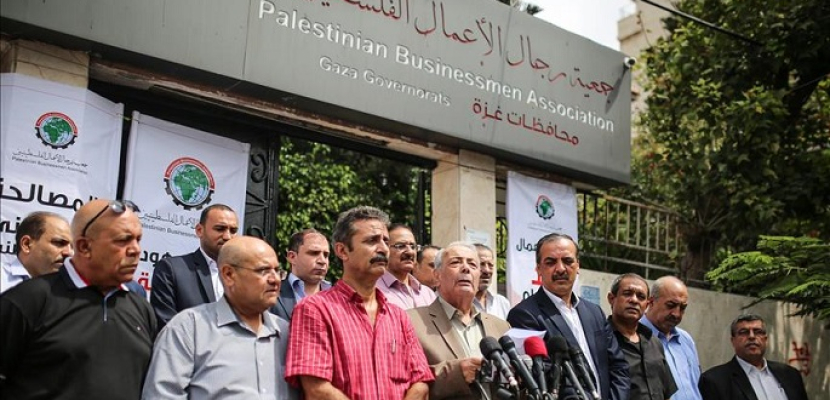 الفلسطينيون بالضفة الغربية يطالبون عباس بتخفيف العقوبات على “غزة”