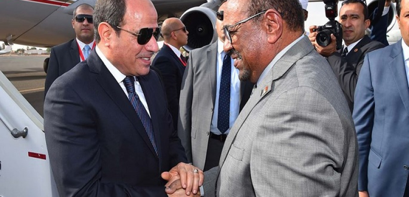 بالصور .. وصول الرئيس السيسي للخرطوم في مستهل زيارة تستغرق يومين