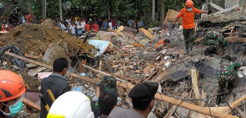 ارتفاع حصيلة ضحايا الانهيار الأرضي إلى 21 قتيلا في إندونسيا