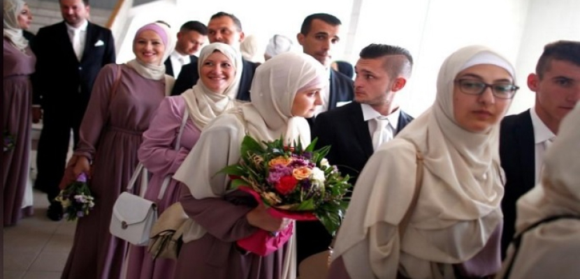 120 شابا وفتاة مسلمين يعقدون قرانهم في زواج جماعي في سراييفو