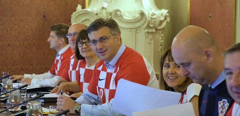 حكومة كرواتيا تعقد اجتماعها بزي المنتخب احتفالا بوصوله لنهائي كأس العالم