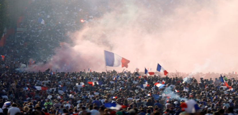 الآلاف الفرنسيين يحتفلون بفوز منتخبهم بكأس العالم للمرة الثانية في تاريخه