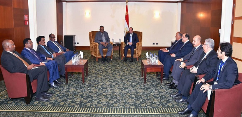 بالصور.. الرئيس السيسي يلتقي في الخرطوم النائب الأول لرئيس السودان