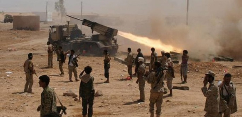 مدفعية الجيش اليمني تدمر طقما للميليشيات وتقتل كل من على متنه في جبهة الملاجم