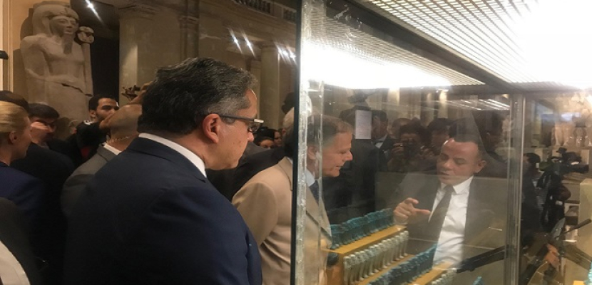العناني ووزير خارجية إيطاليا يتفقدان معرض نتائج أعمال البعثات الأثرية الإيطالية بمصر