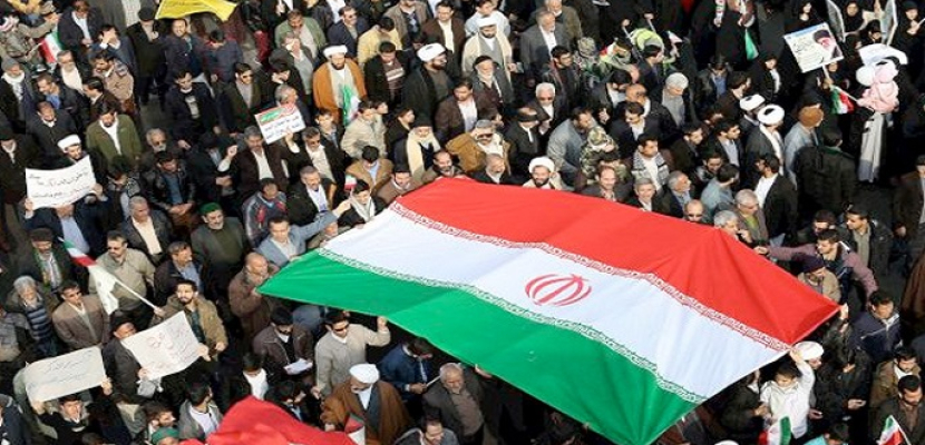 إيران والعقوبات.. “نفق مظلم” للاقتصاد والشعب يغلي